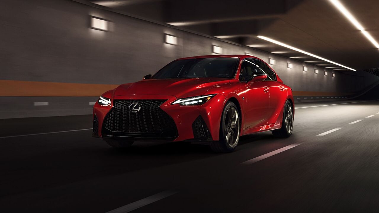 赤い2024 Lexus IS 500 F SPORT PERFORMANCE Premiumのダイナミックなフロント3/4ショット。