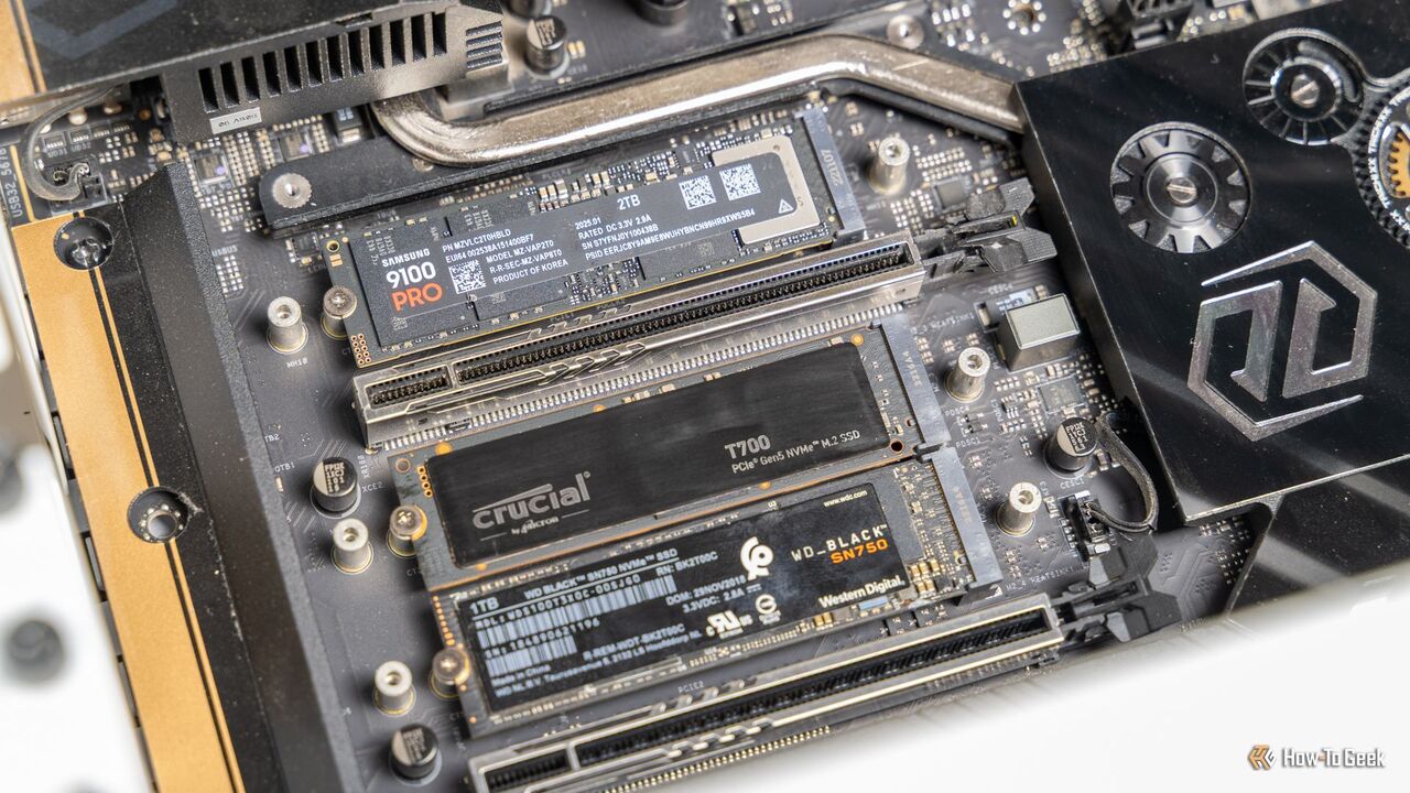 他の M.2 ドライブを備えたマザーボードに取り付けられた Samsung 9100 PRO NVMe SSD。