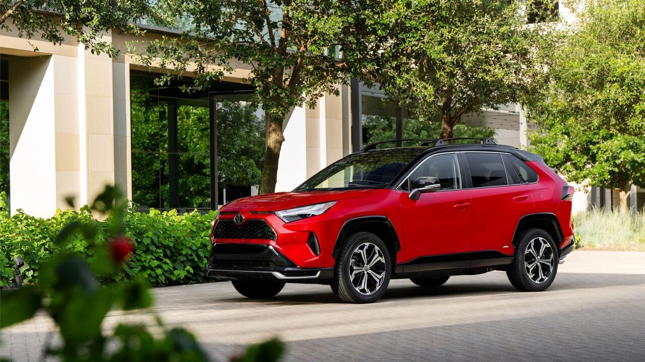 2024年型トヨタRAV4 PHEVのフロント3/4ショット