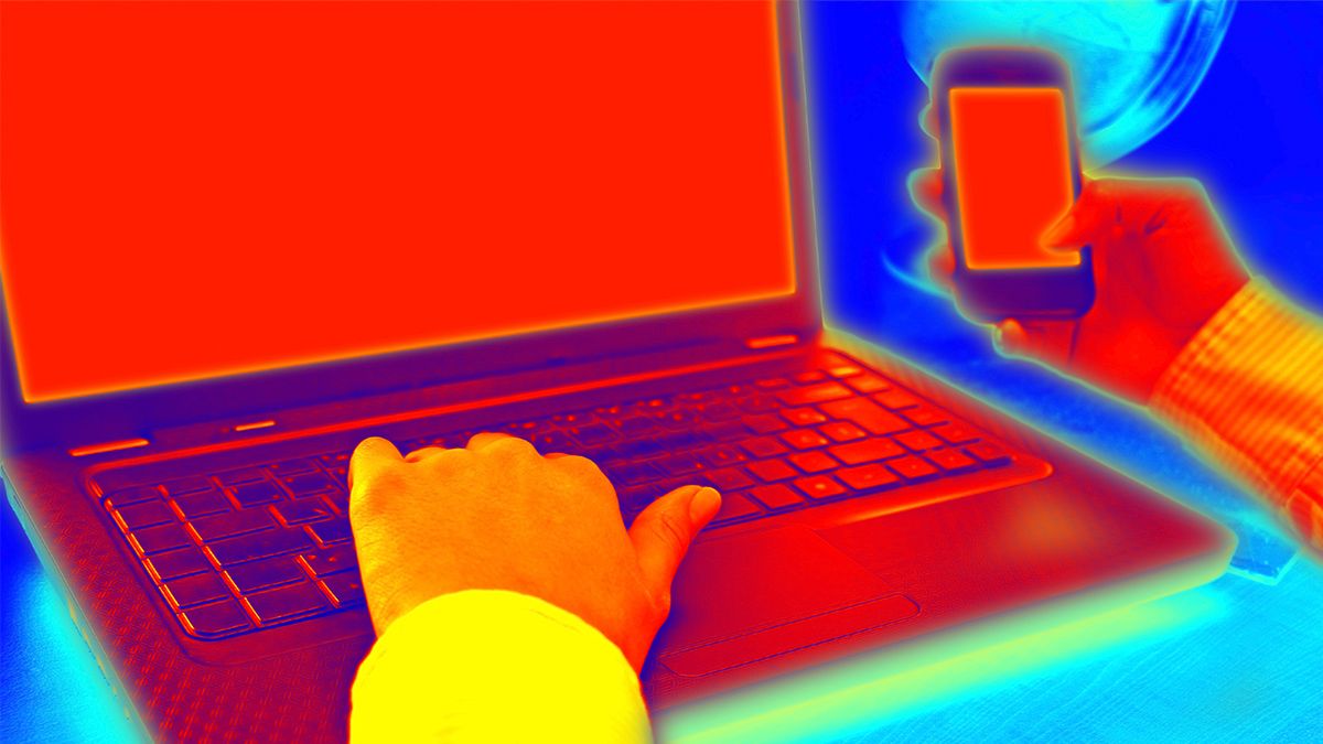 熱エネルギーを示すために赤外線カメラで撮影されたコンピューター。