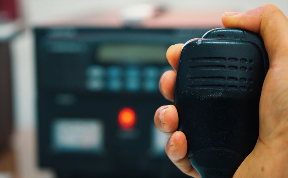 ラジオマイクを持っている人。