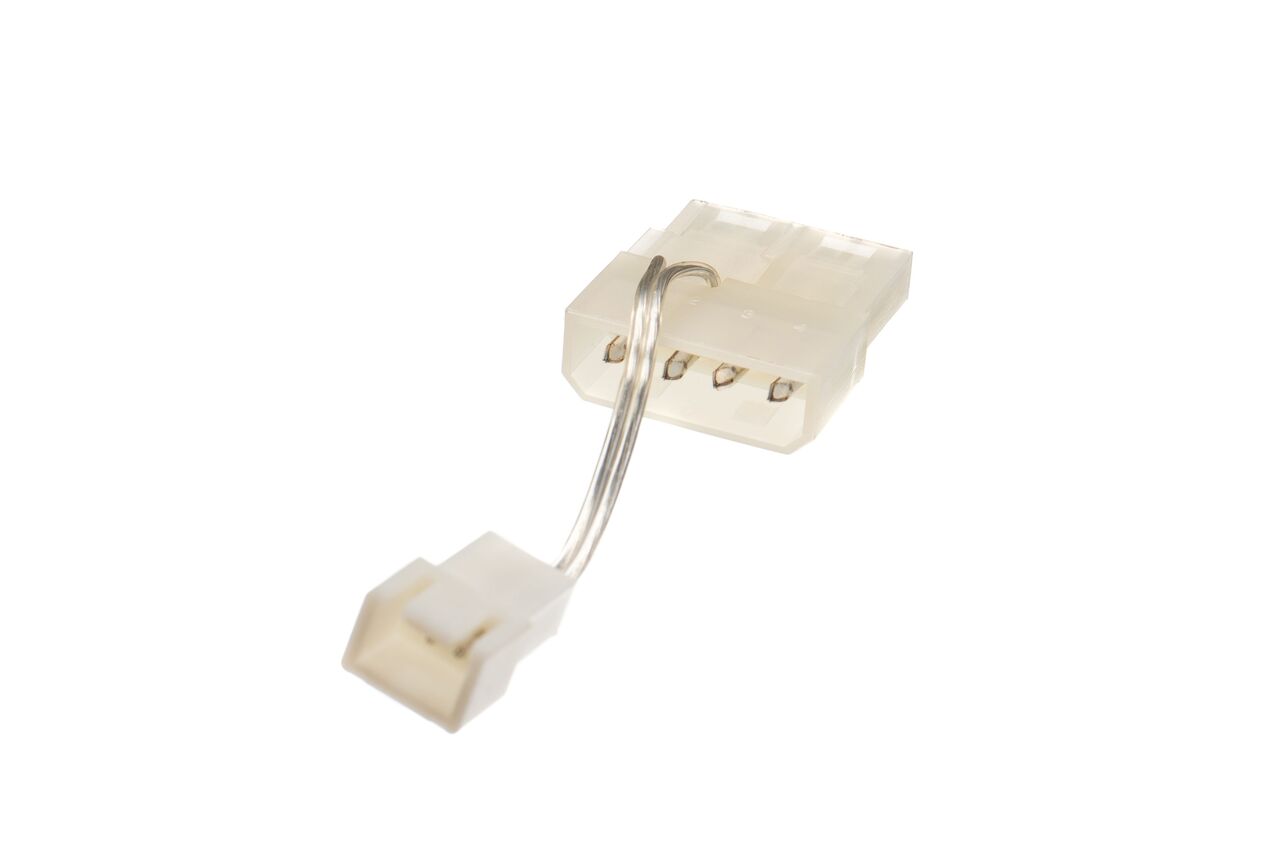 白い背景にモレックスのファン アダプター。