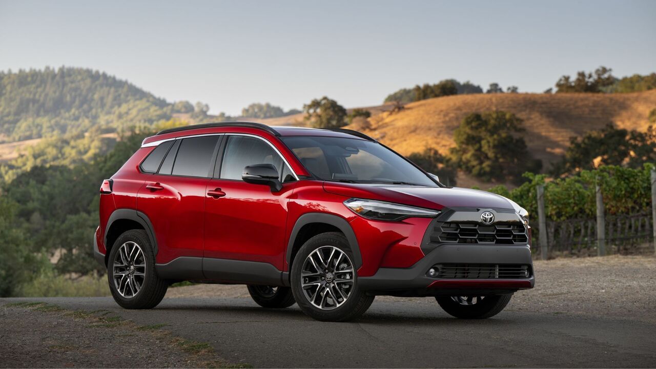 赤い 2026 トヨタ カローラ クロス XLE AWD の静的なフロント 3/4 ショット。