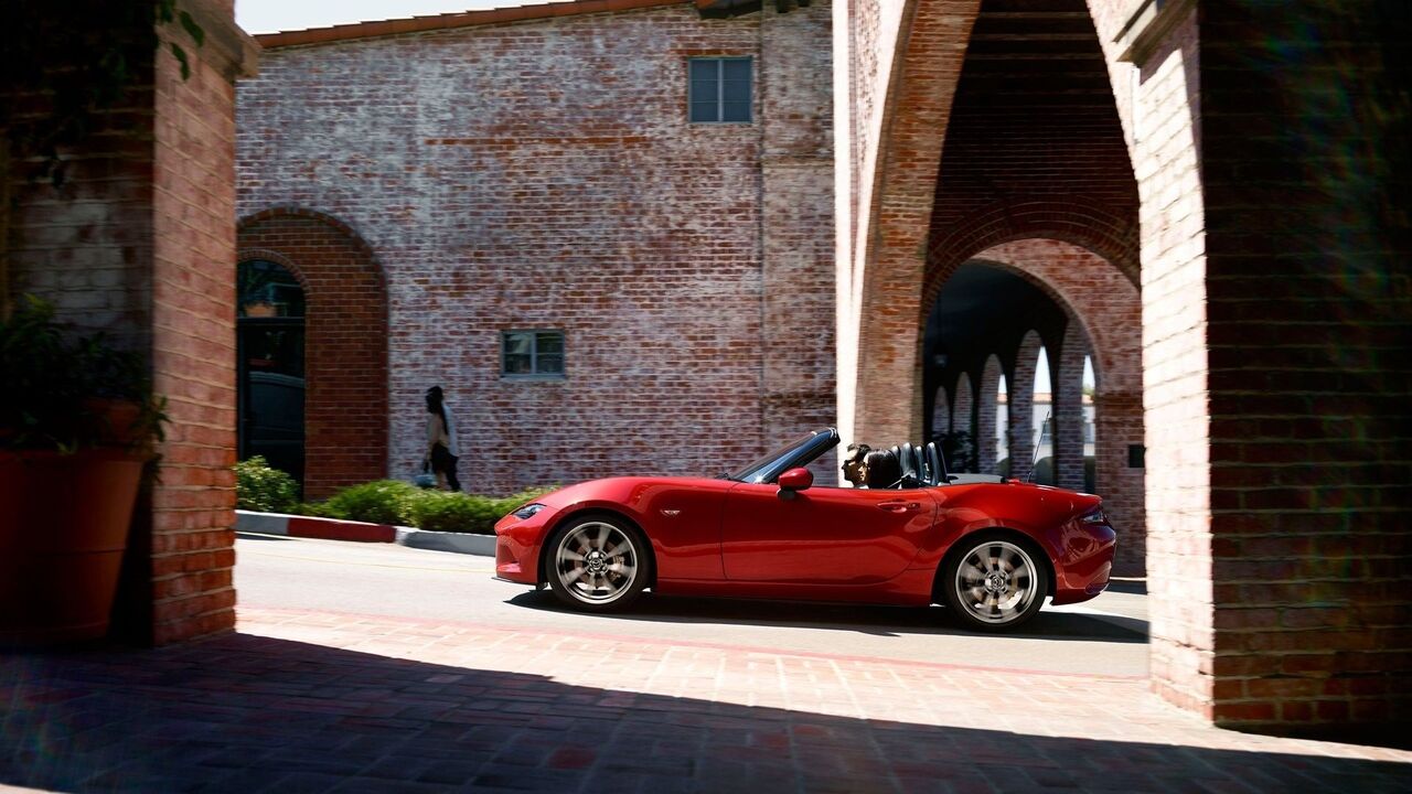 2016 マツダ MX-5 の側面ショット