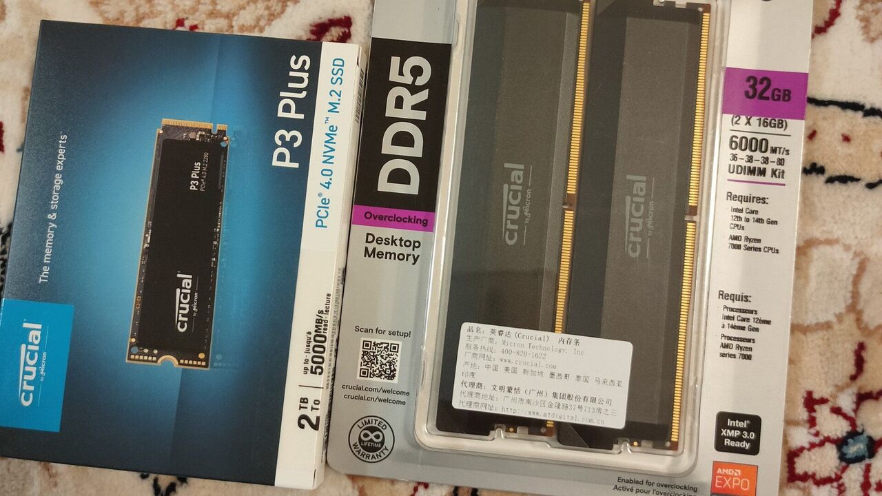 オリジナルのパッケージに入ったCrucial DDR5 RAMとM.2 NVMe。