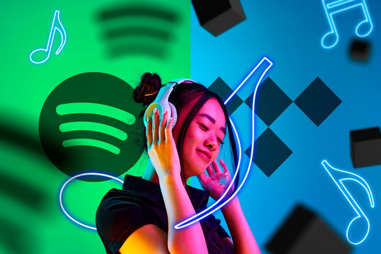ヘッドフォンを使って音楽を聴いている女性。左側に Spotify のロゴ、右側に Tidal のロゴがあり、周囲に音符が描かれています。 