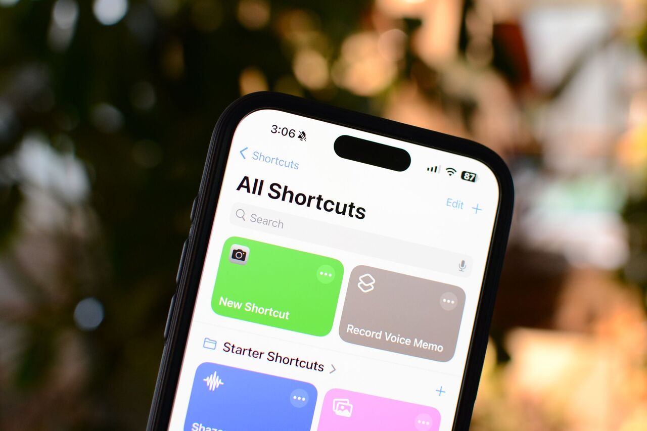 iOS ショートカット アプリを開いた iPhone 15 Pro Max。