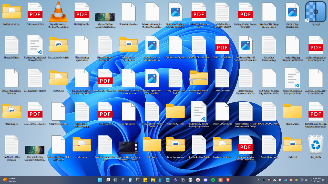 乱雑なファイルやフォルダーで汚染された乱雑な Windows 11 デスクトップ。