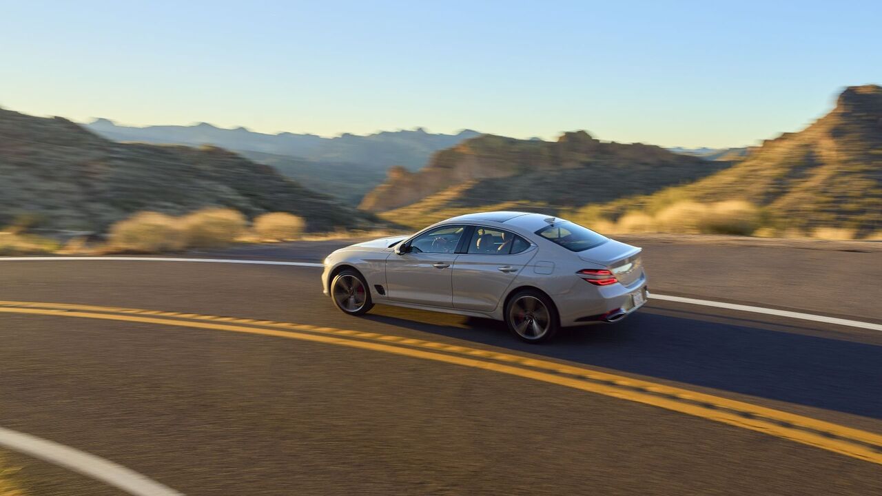 2025 Genesis G70 のリア 3/4 アクション ショット