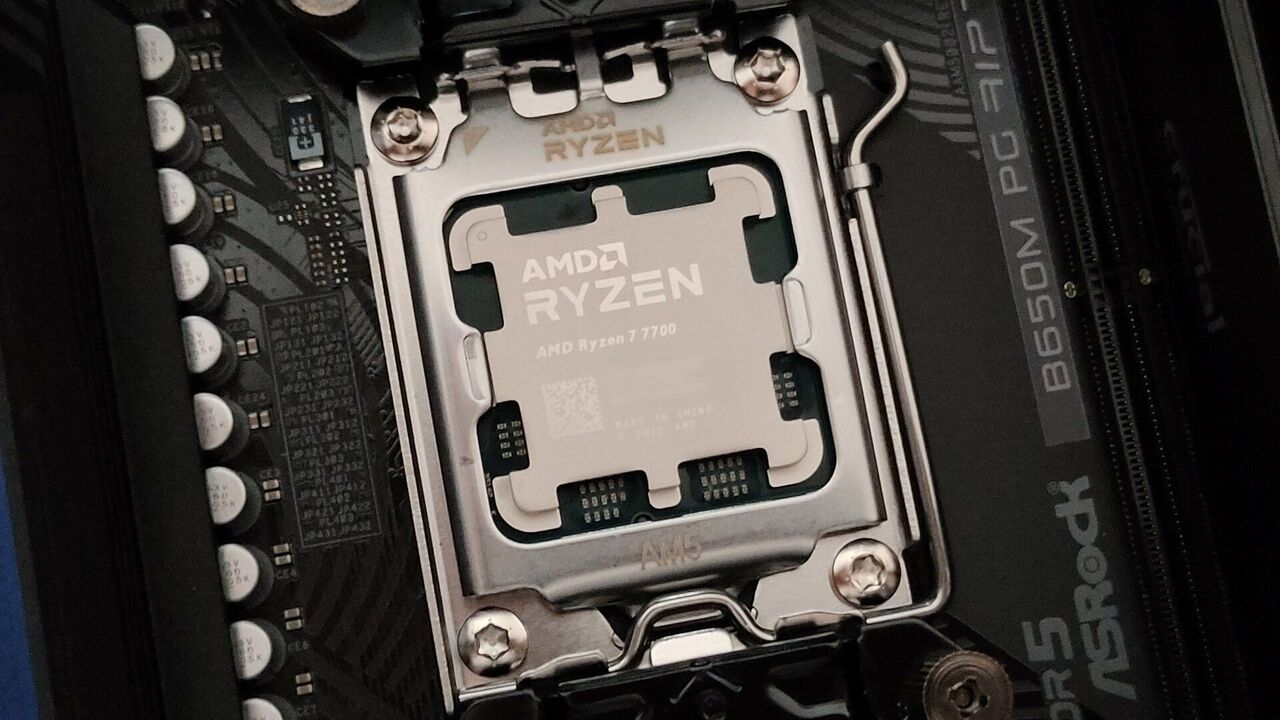 AM5 ソケットの AMD Ryzen 7 7700 CPU と ASRock B650M PG RIptide マザーボードの拡大写真。