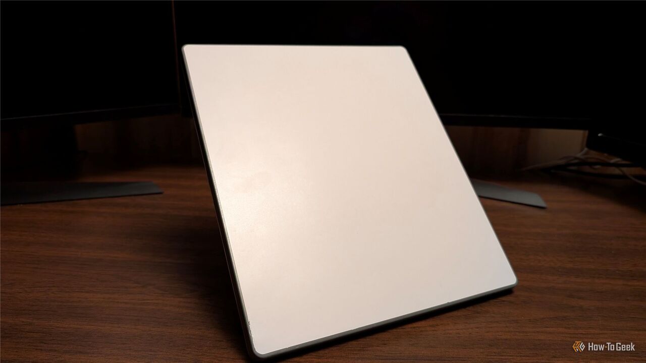 机の上の Starlink Mini。