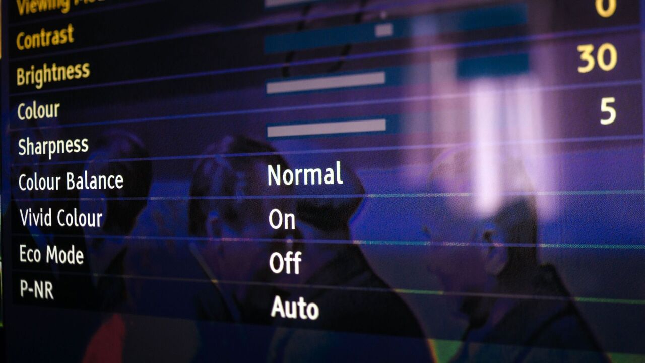 現代のテレビ画面のカラー設定 - コントラスト、明るさ、シャープネス、エコモード、ノイズリダクションの設定。