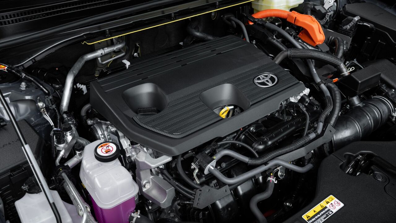 2025 トヨタ クラウン シグニア リミテッドのボンネットの下のクローズ アップ ショット。