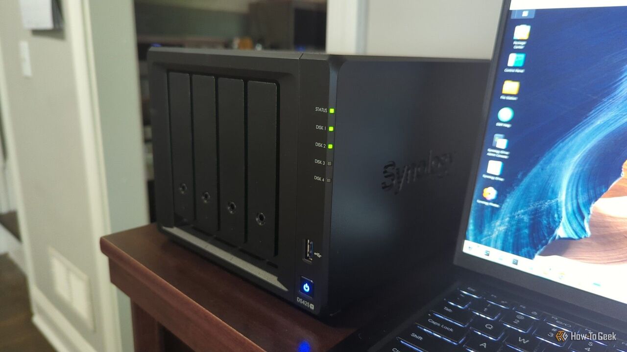 ラップトップの隣にある Synology DS425+ NAS。-2