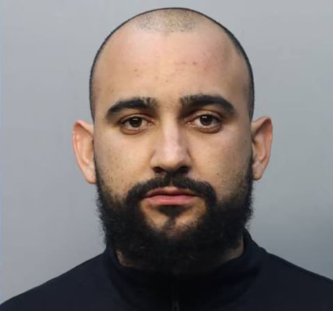 검은 턱수염과 콧수염을 기른 ​​대머리 남성 에델 페레즈의 머그샷.