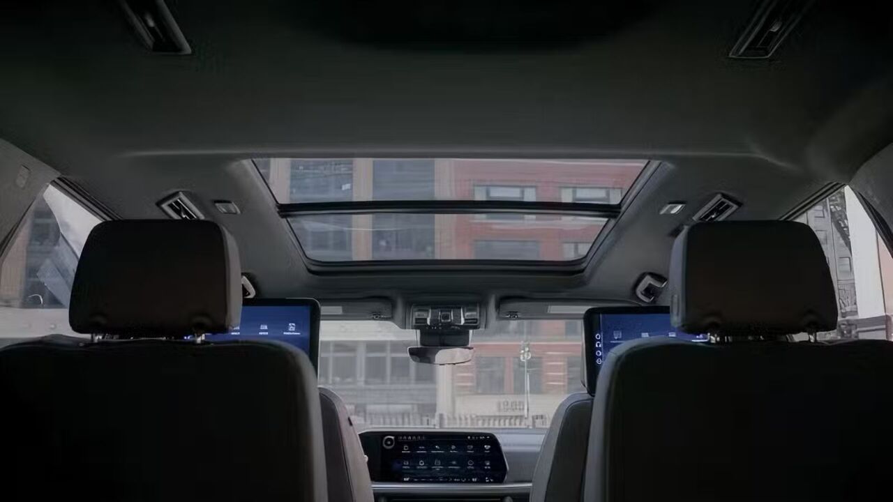 シート、フロントガラス、ガラスルーフを示す 2025 シボレー サバーバン インテリアのローアングル ショット