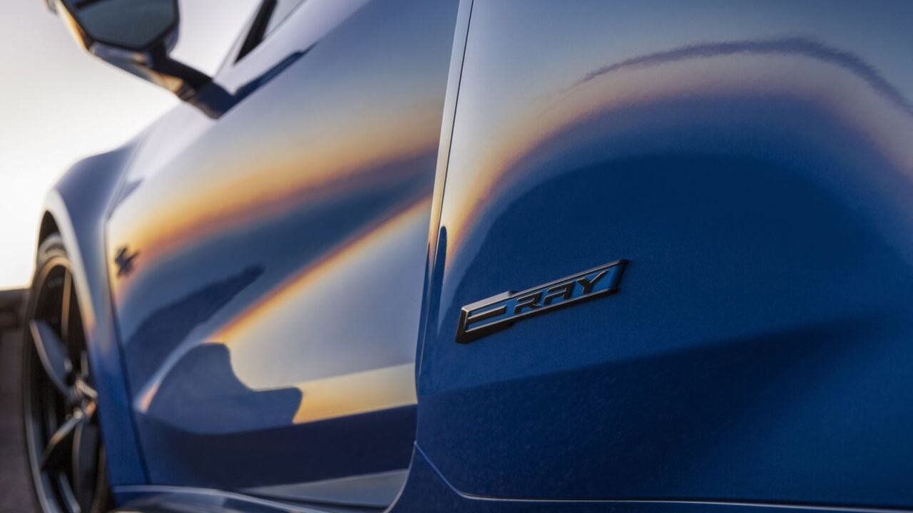 青い 2024 シボレー コルベット E-Ray の後部 3/4 のバッジのクローズ アップ ショット。