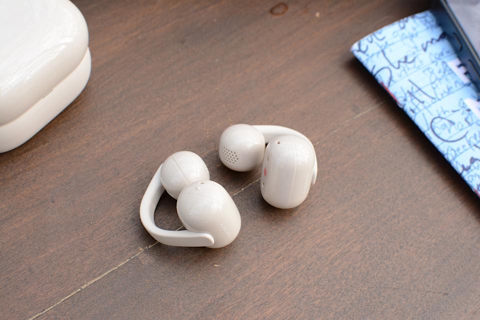 LinkBuds Clip은 통화 시 소음 감소와 골전도 기술을 모두 갖추고 있습니다.