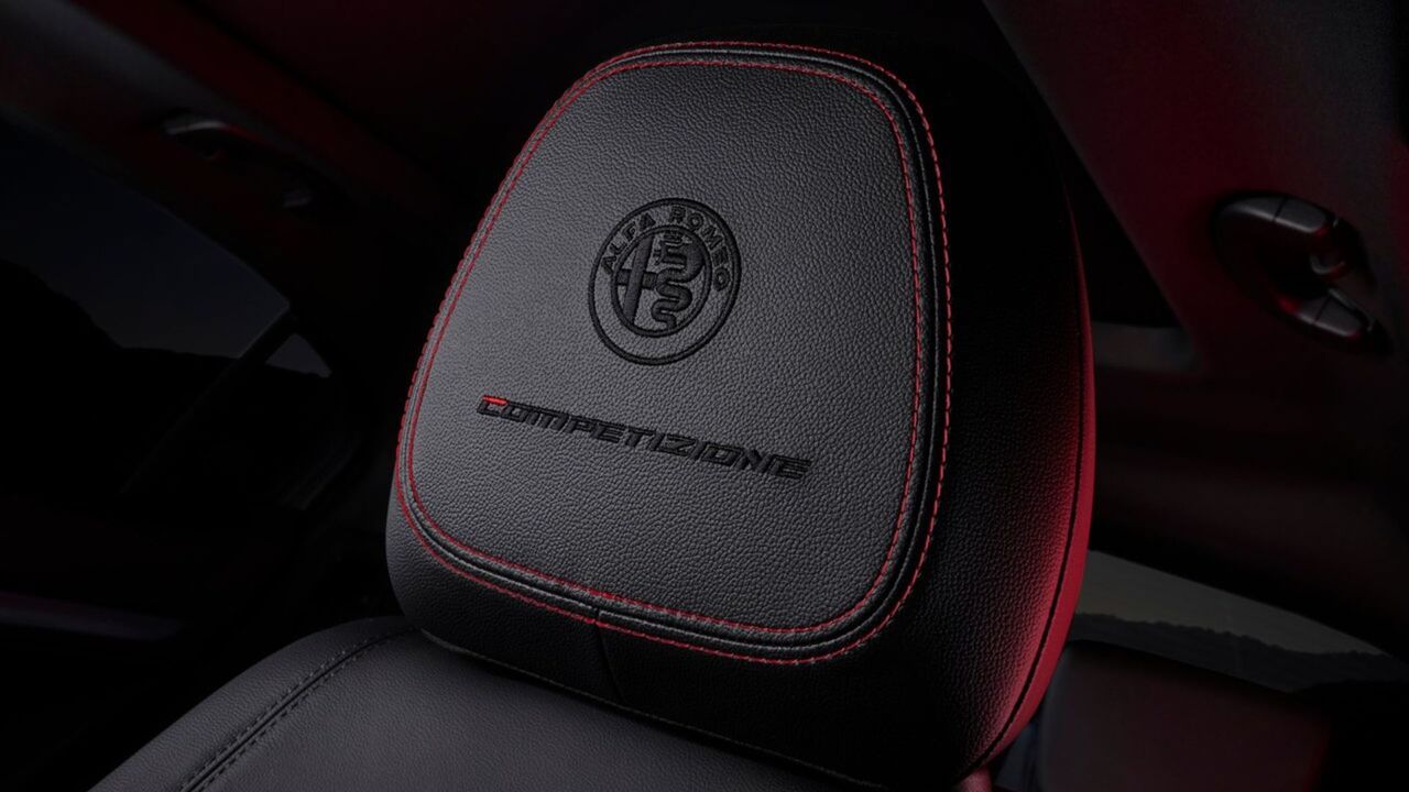 2023年型アルファ ロメオ ステルヴィオの前席ヘッドレストのステッチの拡大写真。