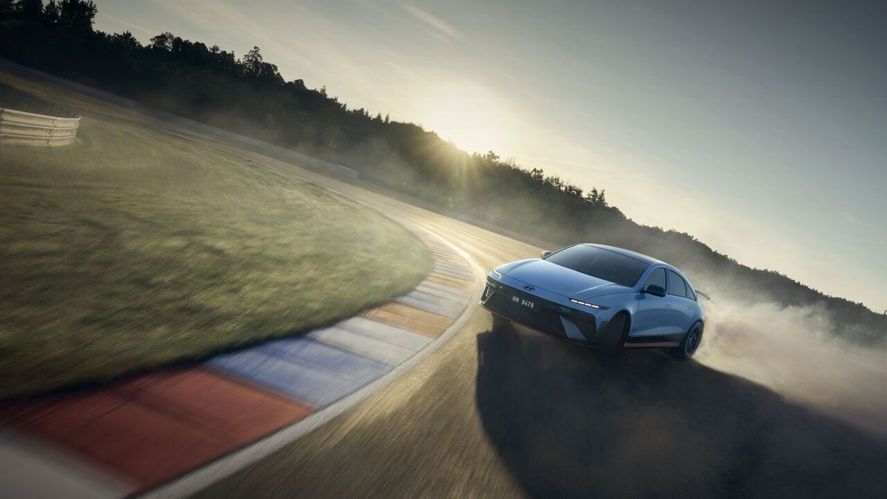 2026 ヒュンダイ Ioniq 6 N のフロント 3/4 アクション ショット 