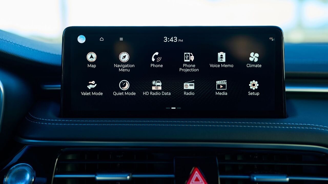 2025 ジェネシス G70 内のインフォテインメント スクリーンのクローズアップ ショット。