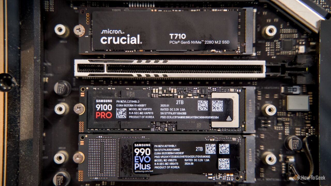 マザーボードに取り付けられた Crucial T710、Samsung 9100 Pro、および Samsung 990 EVO Plus NVMe SSD の正面からのショット。