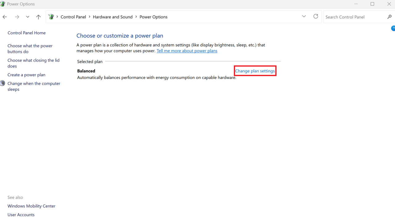 電源オプションを開いた Windows 11 コントロール パネルのスクリーンショット。プラン設定の変更は赤色で強調表示されます。