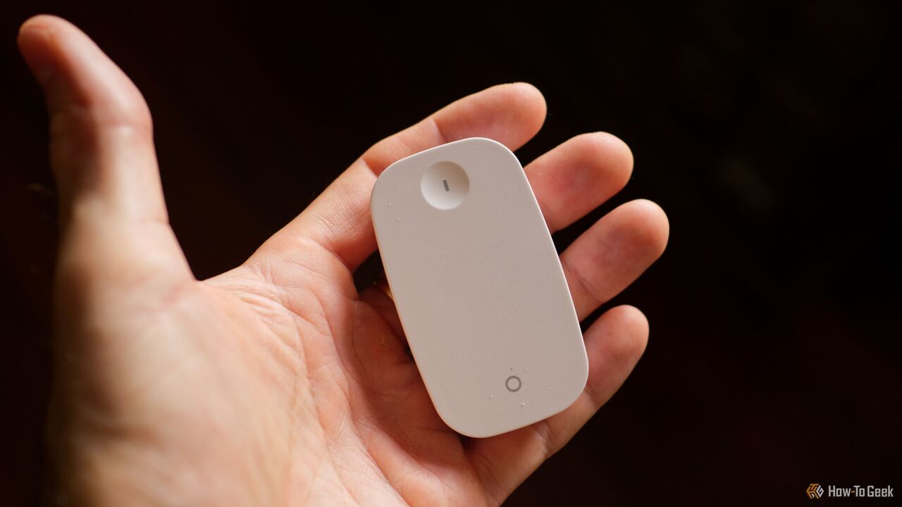 IKEA Rodret Zigbee リモコンを手に。