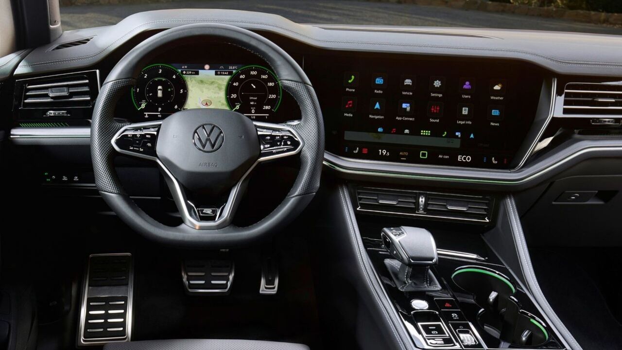 2024 年型フォルクスワーゲン トゥアレグのステアリング ホイールとダッシュボードのショット。