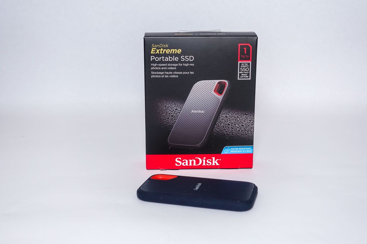 箱の横にあるサンディスク エクストリーム ポータブル SSD。