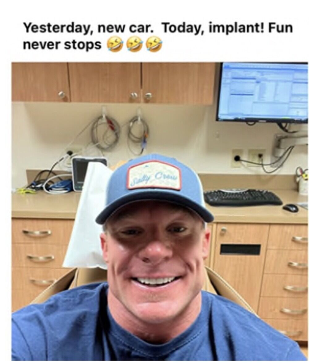 데릭 스완슨(Derek Swanson)이 일상적인 치과 임플란트 시술 중 치명적인 뇌 손상을 입기 전 찍은 셀카가 그의 부모가 부당 사망 소송을 해결하면서 다시 등장했습니다.