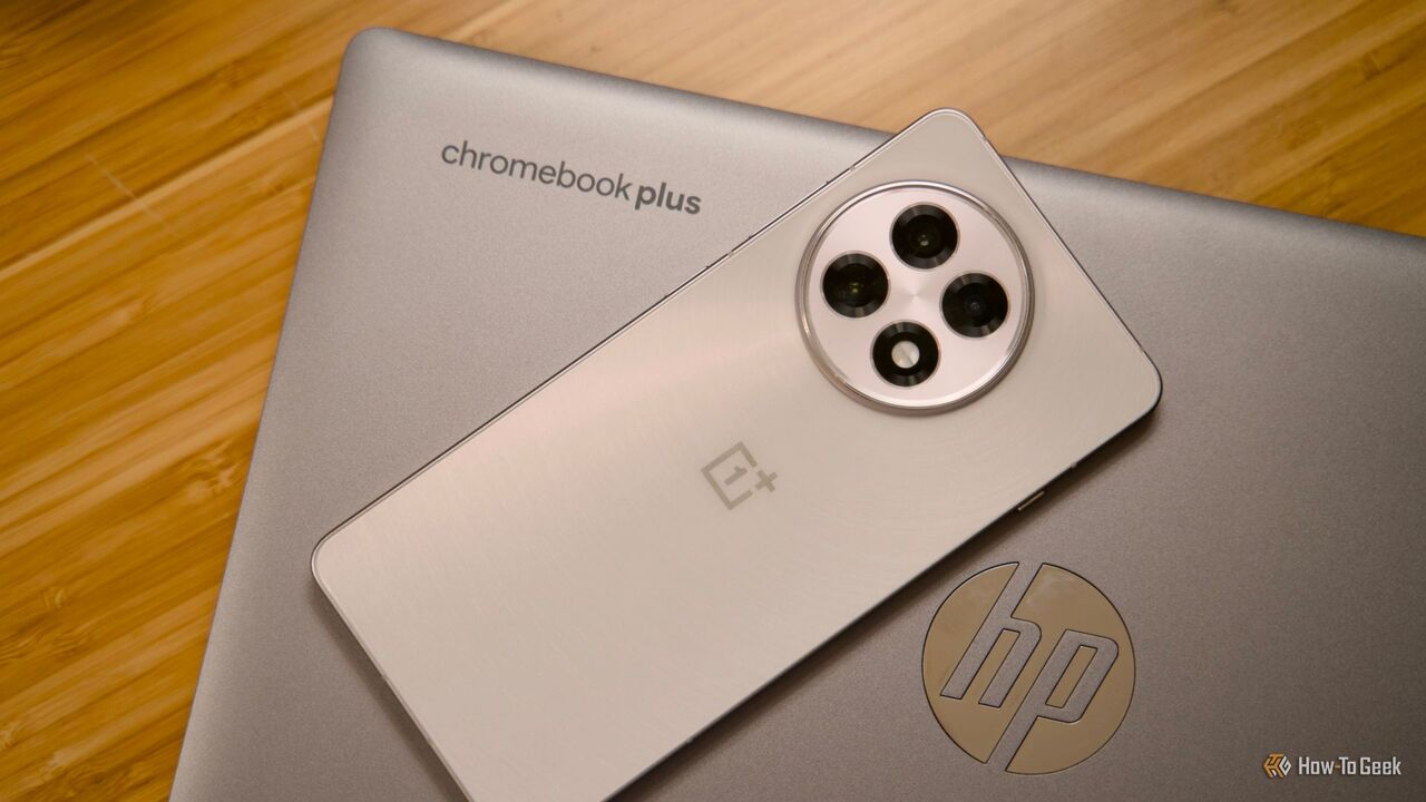 HP Chromebook Plus 上にある OnePlus 13R。