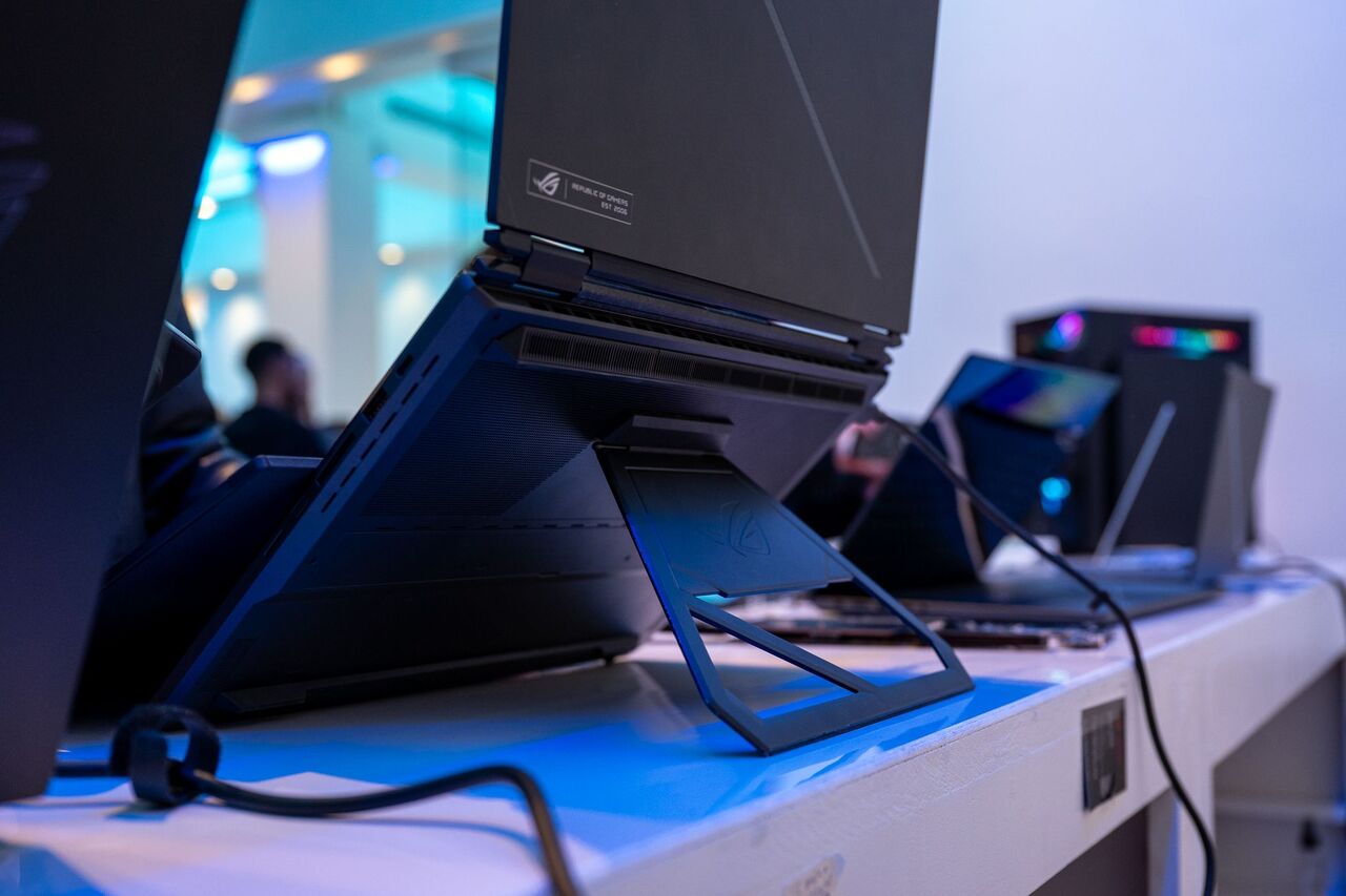 ASUS ROG Zephyrus DUO (2026) ラップトップを支えるキックスタンド。