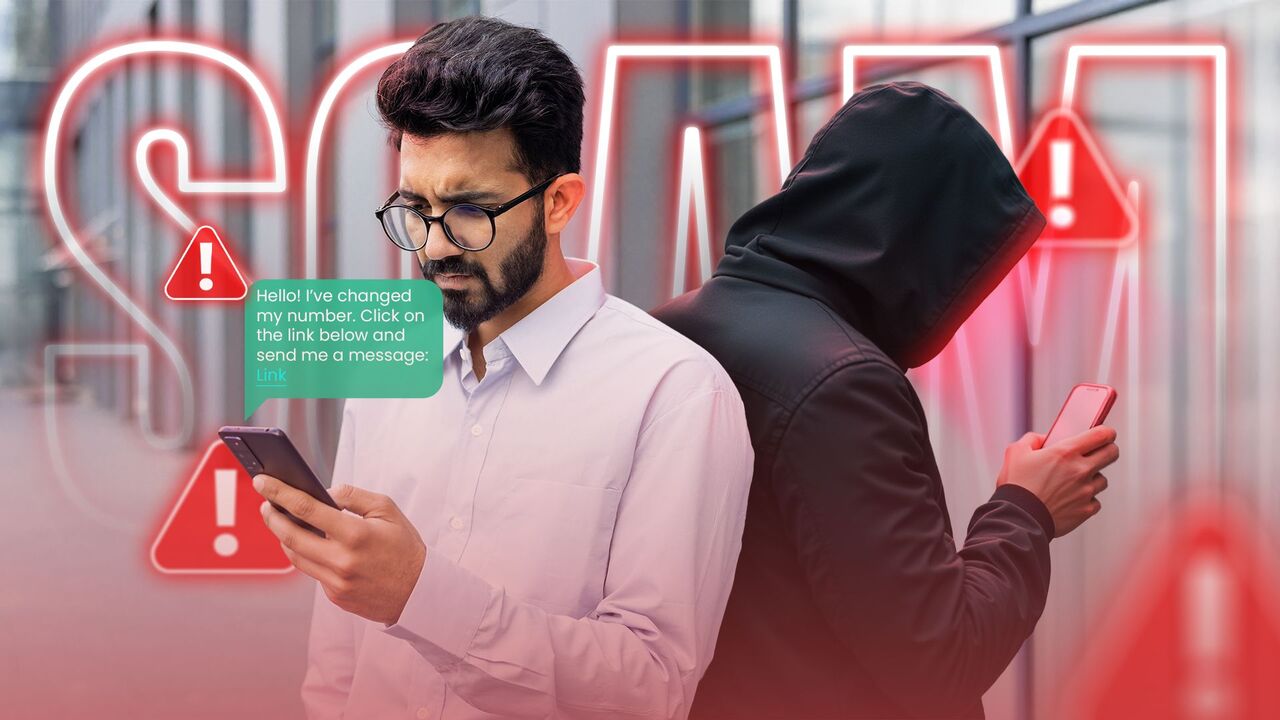 背後に詐欺師がいるメッセージを携帯電話で受信し、周囲に警告標識を設置している男性。