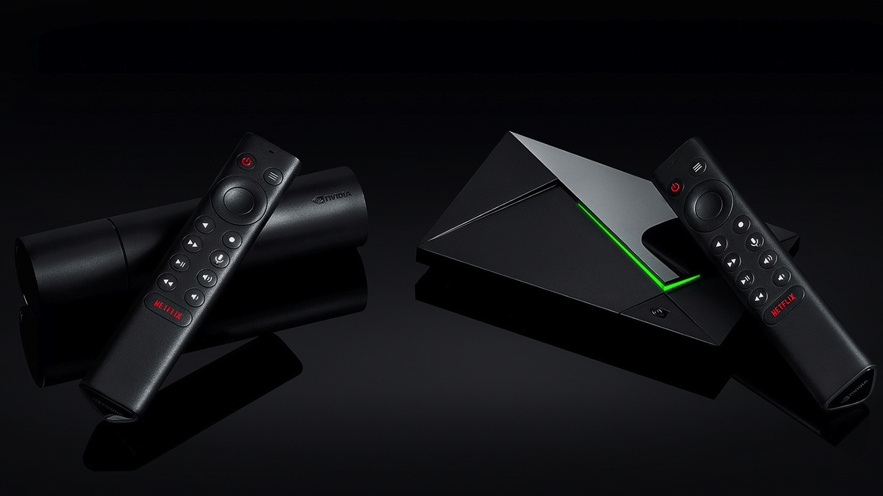 黒い背景に 2 台の NVIDIA Shield TV デバイス。