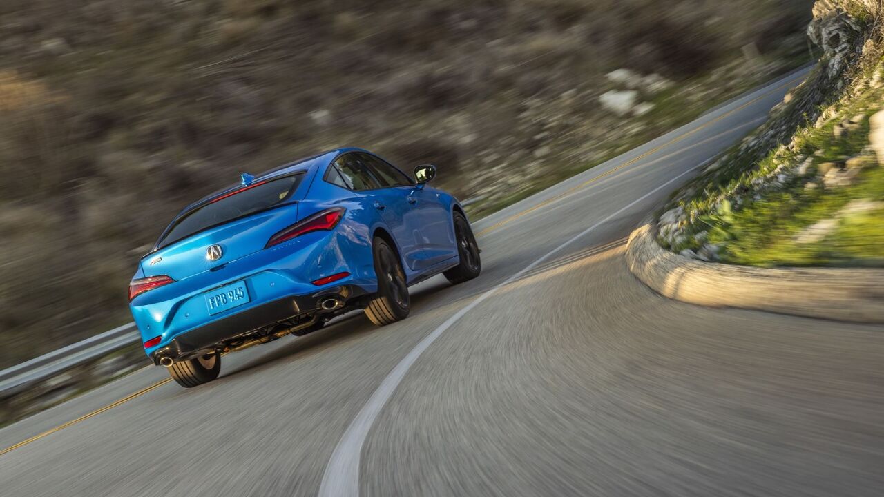 2026 Acura Integra のリア 3/4 アクション ショット