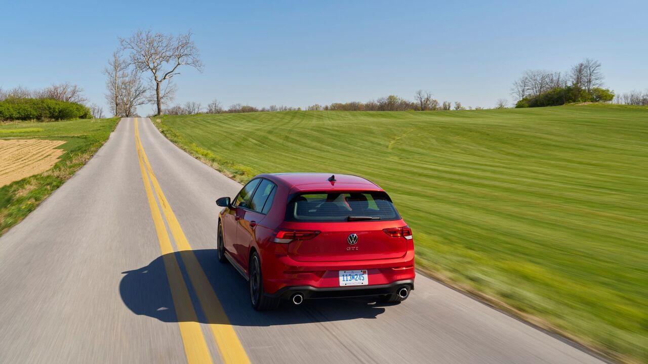 赤い 2025 年型フォルクスワーゲン ゴルフ GTI アウトバーンのダイナミックなリアエンド ショット。