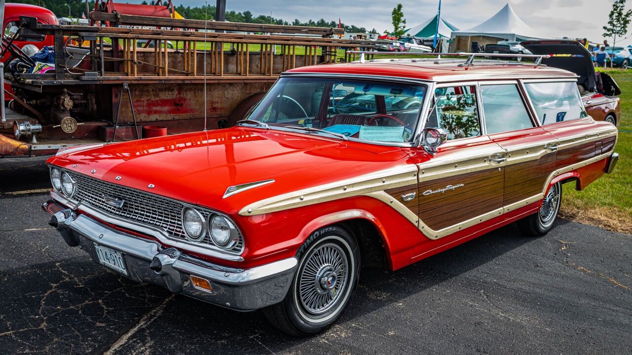 地元の自動車ショーでの 1963 年フォード カントリー スクワイア ステーション ワゴンのフロント コーナーの高視点ビュー。