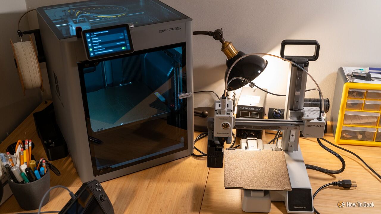 Bambu Lab A1 miniの隣にあるBambu Lab P2S。