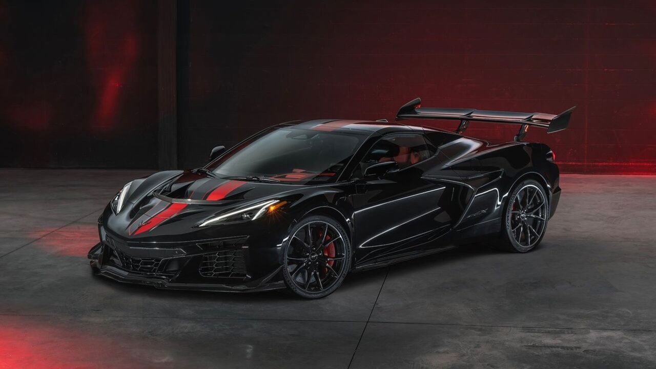 黒の 2026 シボレー コルベット ZR1X の静的なフロント 3/4 ショット。