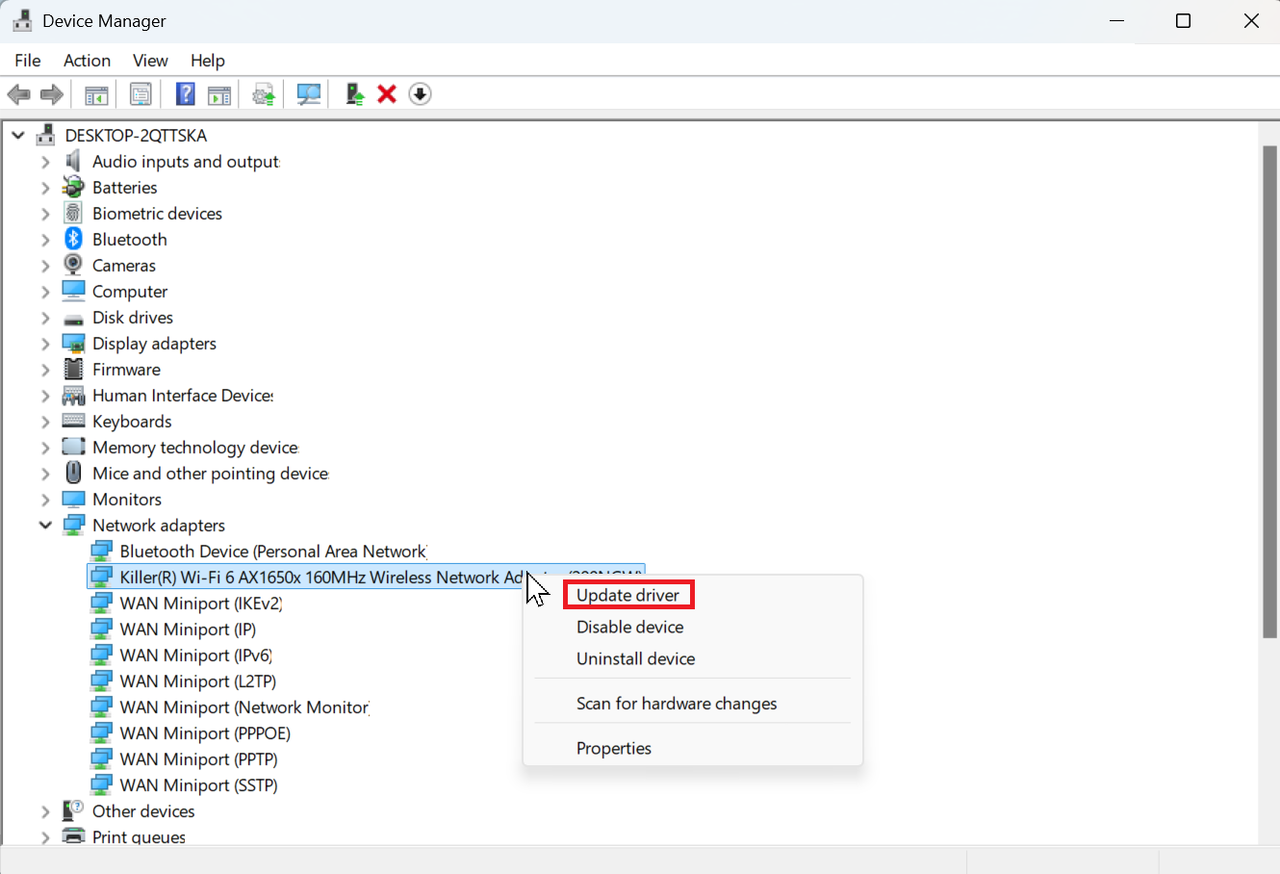 Windows 11 のスクリーンショット。デバイス マネージャーが開き、Wi-Fi アダプターのコンテキスト メニューが開き、ドライバーの更新が赤色で強調表示されています。