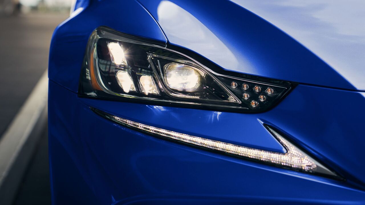 ブルーの2020 Lexus IS F SPORT BLACKLINEのヘッドライトのクローズアップショット。