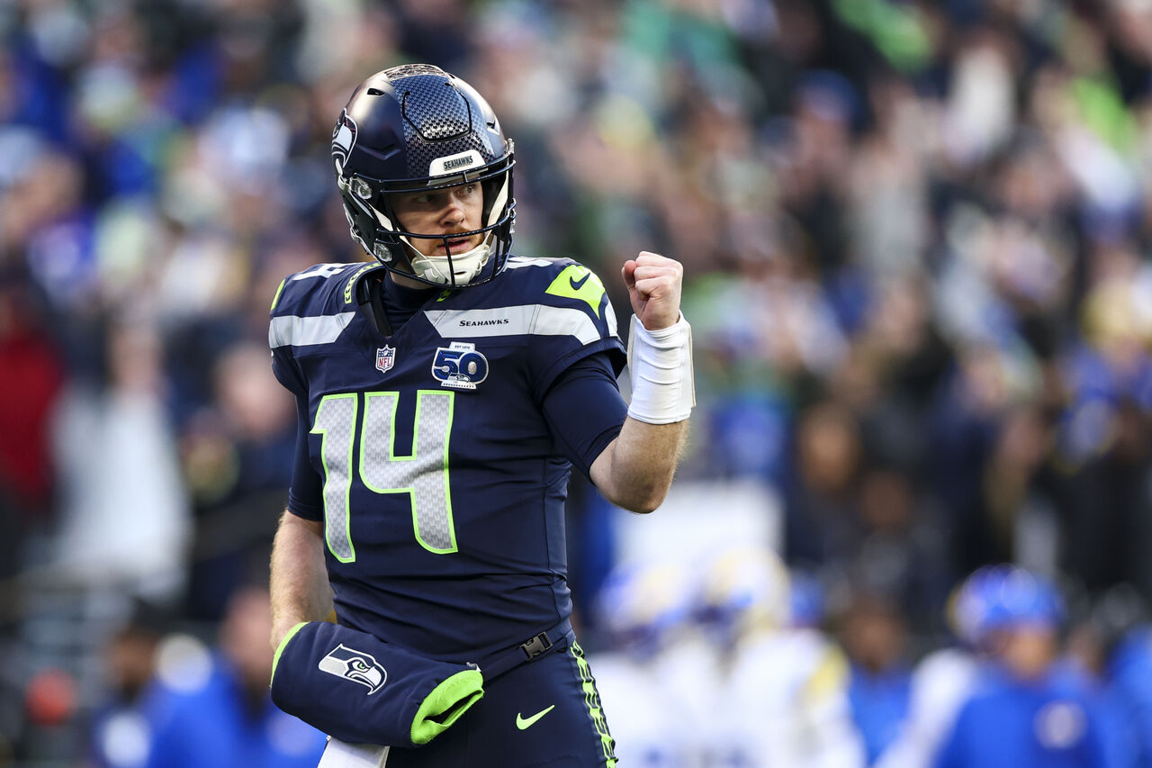 Seahawks 쿼터백 Sam Darnold가 2026년 1월 25일 NFC 챔피언십 경기 1쿼터에서 터치다운 후 반응합니다.