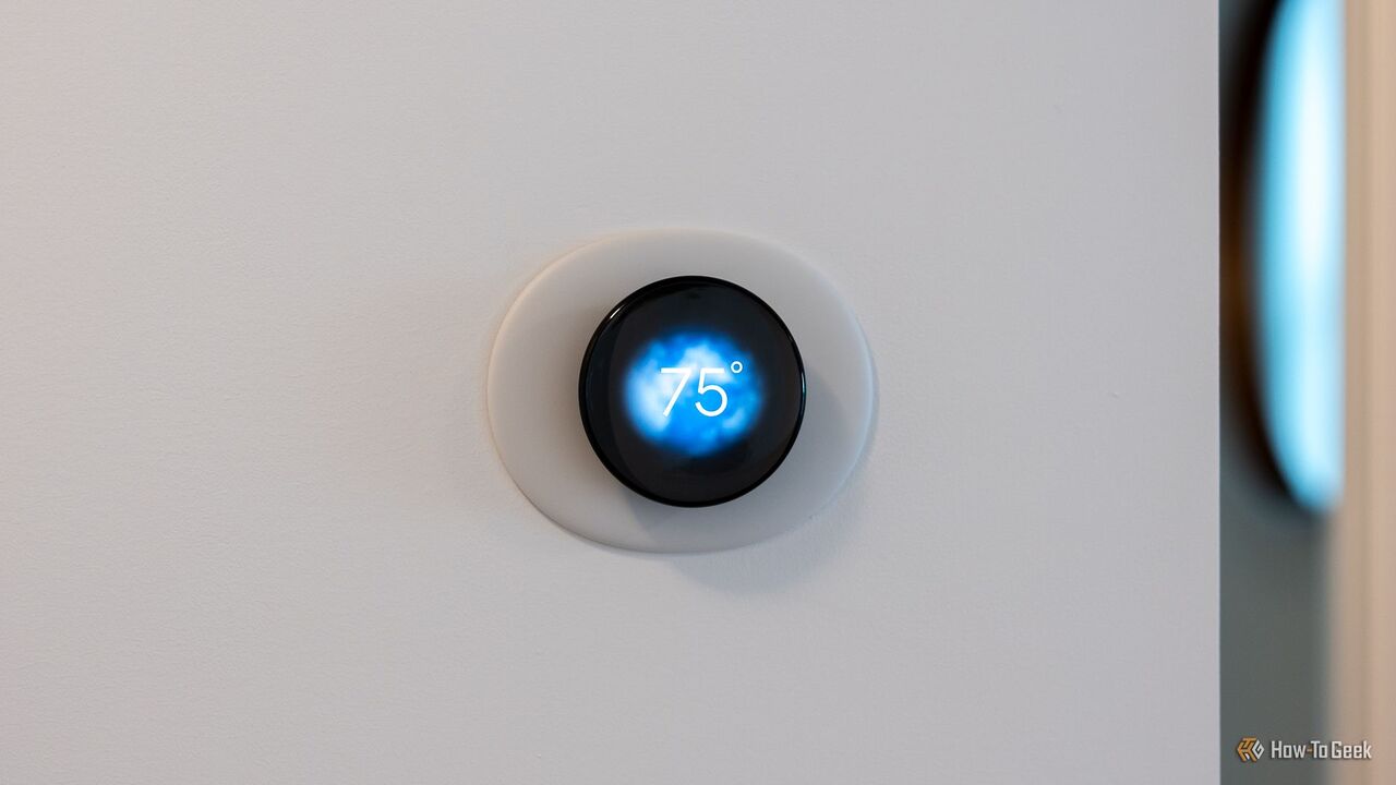 現在の天気と気温を表示する Google Nest Learning Thermostat 第 4 世代。