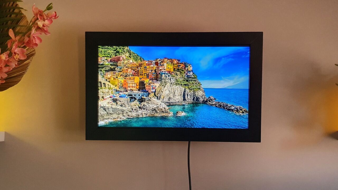 壁に取り付けられた古いモニターを使用した Raspberry Pi フォト フレーム。