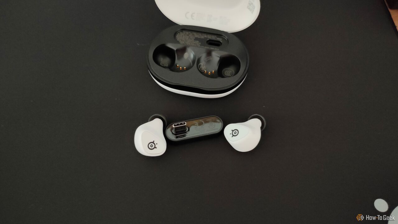 ケースの外にある SteelSeries Arctis GameBuds ワイヤレス ゲーミング イヤフォン。