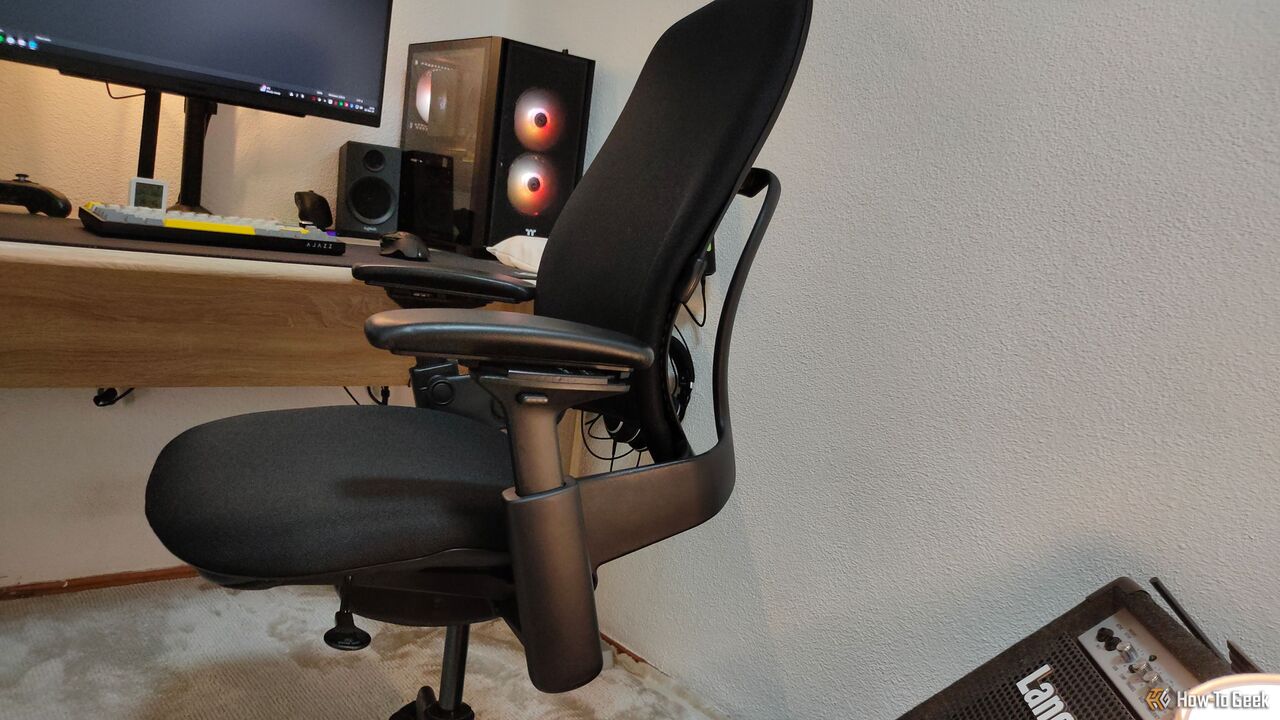 Steelcase Leap V2 人間工学に基づいたオフィスチェアの側面図。