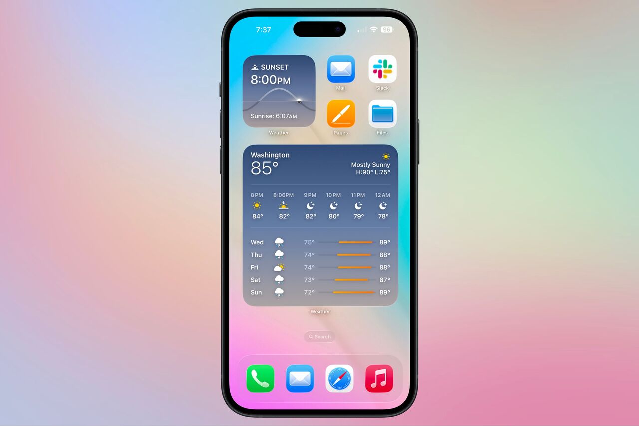 iPhone のホーム画面に複数の天気アプリのウィジェットがあり、天気予報と日没時刻が表示されます。