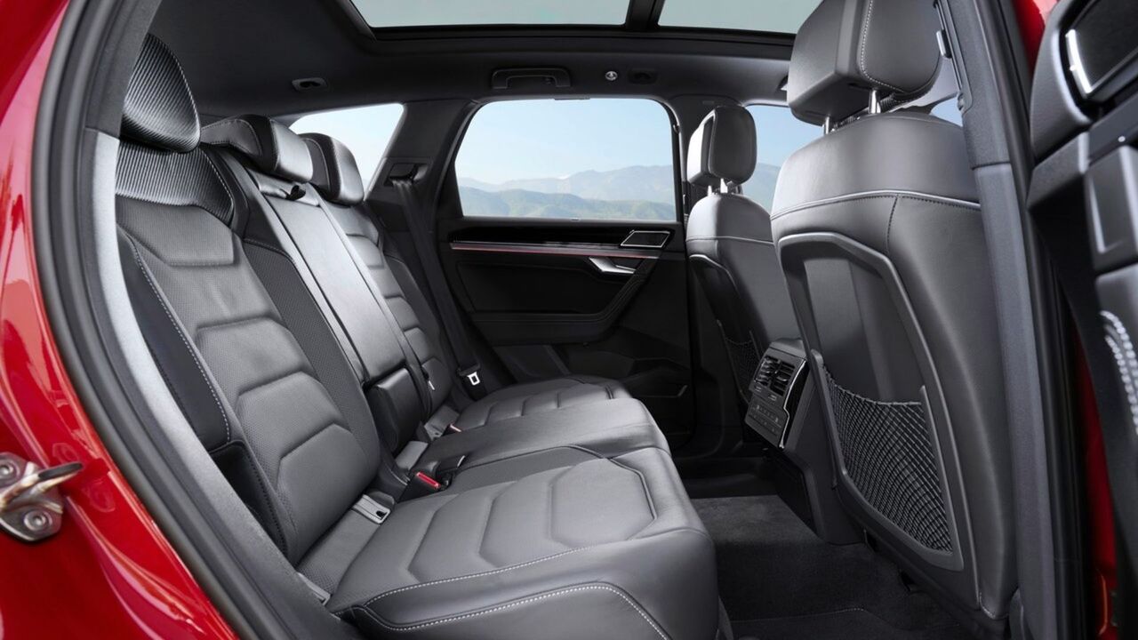 2024 年型フォルクスワーゲン トゥアレグの後部座席のショット。