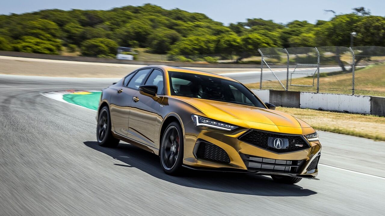 2021 Acura TLX Type S のフロント 3/4 アクション ショット
